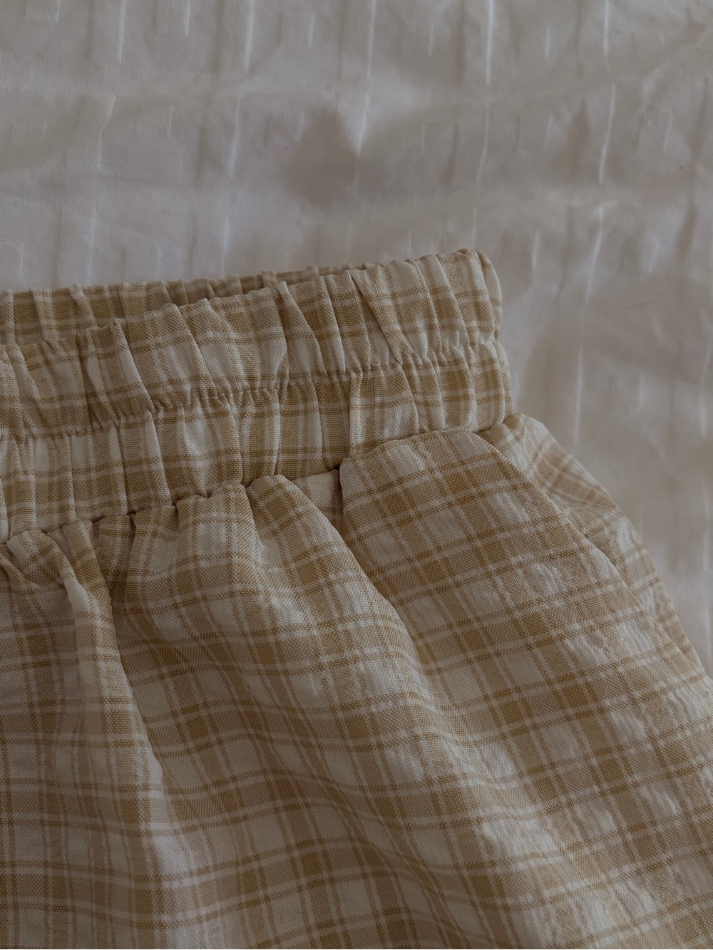 Lightweight Plaid Gingham Elastic-Waist Shorts in Light Beige - Picture 3 of 7